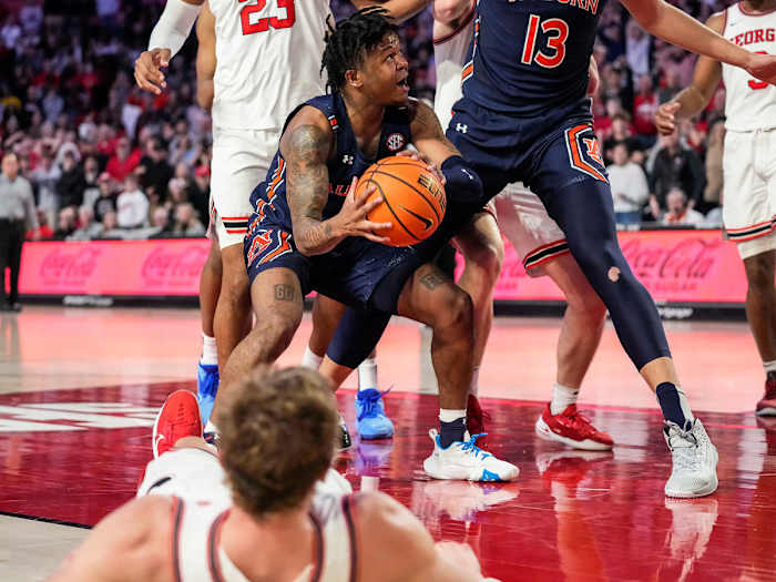 Auburn's Wendell Green Jr. goes up for the winning basket